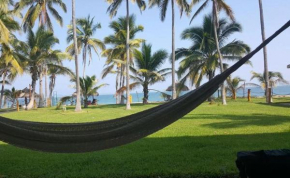 Casa frente al mar con playa privada Barra de Navidad